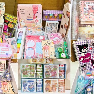 Op de afbeelding: Een verzameling cadeauverpakkingen met briefpapier, waaronder notitieboekjes, etuis, washi-tape, stickers en pennen. De items tonen kleurrijke stripfiguren, kattenmotieven en teksten zoals Cute, Happy en Kuromi op de verpakkingen.