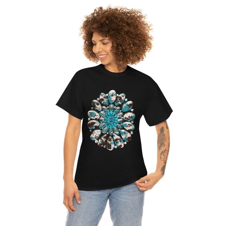 K&ouml;nnte beinhalten: Schwarzes T-Shirt mit einem t&uuml;rkisfarbenen und braunen Mandala-Design. Das Mandala besteht aus ovalen Formen und einem zentralen Blumenmuster. Das Shirt besteht aus weichem Material und hat kurze &Auml;rmel.