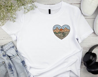 Camiseta de bolsillo del corazón del desierto, camiseta retro del salvaje oeste, camisa de cactus, camisa colorida del paisaje del desierto, desierto de color monoline