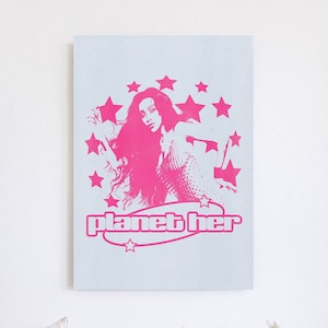 Cartel de Planet Her (A4-A1) / Tipografía estética, Arte de pared retro, Decoración de habitación maximalista, Doja Cat, Rosa, Cartel de película estilo años 70, Cósmico