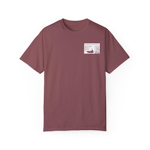 Könnte beinhalten: Ein maronfarbenes T-Shirt mit einer weißen Grafik eines Strandpasses für Nantucket Beach. Die Permit-Nummer lautet 25.