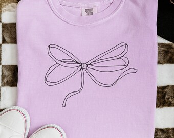 Lindo diseño de lazo Camiseta de colores cómodos Camisa casual elegante con lazo Camiseta gráfica Camiseta con lazo para mujer Diseño de lazo cómodo Cuello redondo Camisa con lazo elegante