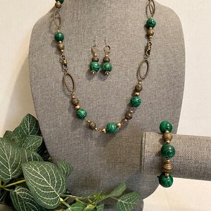 Conjunto de collar de mármol negro y verde