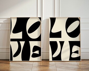 Puede incluir: Dos impresiones enmarcadas con un esquema de color negro y crema. Las impresiones presentan la palabra "LOVE" en una fuente audaz y abstracta.