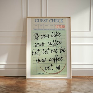 Puede incluir: Impresión enmarcada con un diseño de recibo de restaurante. El texto dice: "Si te gusta tu café caliente, déjame ser tu cafetera". La impresión tiene un fondo verde claro con texto escrito a mano en negro y una mancha de café.