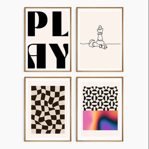 Może przedstawiać: Cztery oprawione wydruki z różnymi wzorami. Wydruk w lewym górnym rogu zawiera słowo "PLAY" pogrubionymi czarnymi literami. Wydruk w prawym górnym rogu przedstawia rysunek liniowy króla szachowego stojącego nad upadłym pionkiem. Wydruk w lewym dolnym rogu ma czarno-biały wzór w kratkę. Wydruk w prawym dolnym rogu ma czarno-biały wzór geometryczny z gradientem różowego, pomarańczowego, fioletowego i niebieskiego na dole.