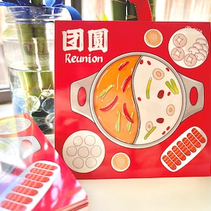 Puede incluir: Tarjeta roja con los caracteres chinos para "Reunión" y la palabra inglesa "Reunion". La tarjeta presenta una ilustración de dibujos animados de una olla caliente con diferentes ingredientes, incluyendo chiles, fideos y albóndigas. También hay ilustraciones de dibujos animados de un plato de champiñones, un tazón de salsa y un plato de carne.
