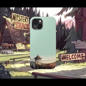Könnte beinhalten: Eine hellblaue Handyhülle mit einer Grafik des Gravity Falls Wasserturms und dem Text "Gravity Falls". Die Hülle befindet sich vor einem Cartoon-Bild des Mystery Shack aus der Serie Gravity Falls.