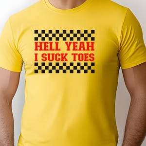 Camiseta "Demonios, sí, soy un asco", camiseta "Desquiciado", camiseta ofensiva, camiseta inapropiada, camisetas de grupo, camiseta divertida de aeropuerto, camiseta de vacaciones, camiseta de intercambio de camisetas Yellow