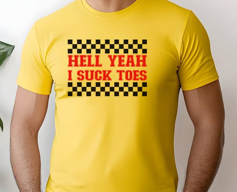Camiseta "Demonios, sí, soy un asco", camiseta "Desquiciado", camiseta ofensiva, camiseta inapropiada, camisetas de grupo, camiseta divertida de aeropuerto, camiseta de vacaciones, camiseta de intercambio de camisetas Yellow