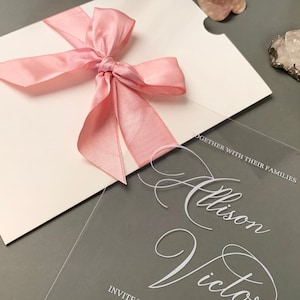 Quinceanera en Zoete Zestien Uitnodigingen met Roze Lint | Fairy Thema met Zilverfolie | HELDER ACRYL met zilverfolie | E0029