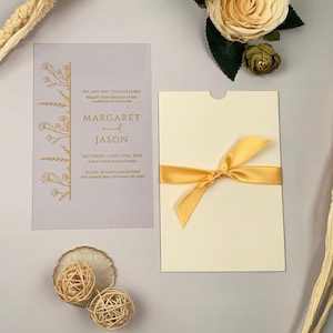 Minimalistische acryl uitnodiging met crème envelop | Goudfolie thema | Eenvoudig en elegant | Huwelijksuitnodigingen met gouden lint | A001