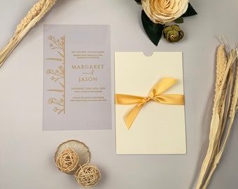 Minimalistische Acryl-Einladung mit cremefarbenem Umschlag | Goldfolie Motiv | Schlicht und elegant | Hochzeitseinladungen mit Goldband | A001