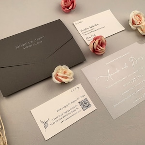 POCKETFOLD Suite di inviti di nozze / Invito in acrilico trasparente con codice QR / Invito di nozze grigio con carte RSVP e dettagli / 1012
