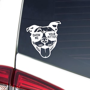 以下が含まれることがあります： 「Show Me Your Pitties」というテキストが入ったサングラスをかけたピットブルの白いビニールステッカーです。