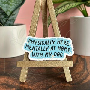 Sticker fysiek hier mentaal thuis met mijn hond: grappig, hondenliefhebber, waterdichte sticker