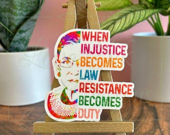 Puede incluir: Una pegatina colorida con un retrato de Ruth Bader Ginsburg con el texto "Cuando la injusticia se convierte en ley, la resistencia se convierte en deber."