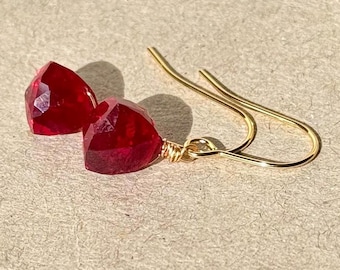 Robijnrode kwartsoorbel in goud of zilver, oorbellen, ideeën voor kerstcadeaus, geboortesteenoorbellen juli, geboortesteencadeaus, robijnoorbellen, geschenken