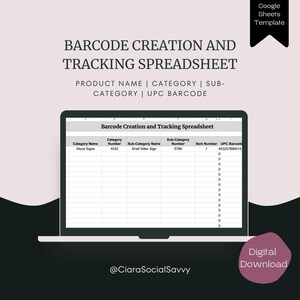 Puede incluir: Una pantalla de portátil muestra una hoja de cálculo titulada "Barcode Creation and Tracking Spreadsheet". La hoja de cálculo incluye columnas para el nombre del producto, la categoría, la subcategoría y el código de barras UPC. La imagen también incluye el texto "Descarga digital."