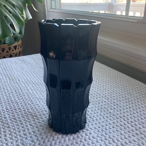Tiara Label black glass paneled column vase in Suzanne pattern