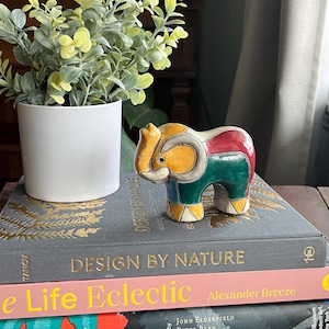 Der Fenix Pottery Raku-gebrannter Elefant, hergestellt in Südafrika