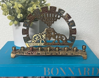 Menorah d'epoca in ottone, marchiata Israele