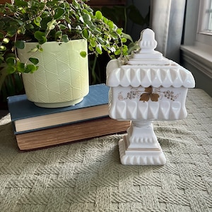 Westmoreland Hochzeitsbox mit Milchglasdeckel, handbemalt