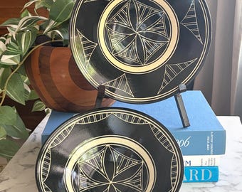 Par de cuencos de cerámica con técnica de esgrafiado en blanco y negro, de Loren Kaplan y Anthony Shapiro, Sudáfrica.