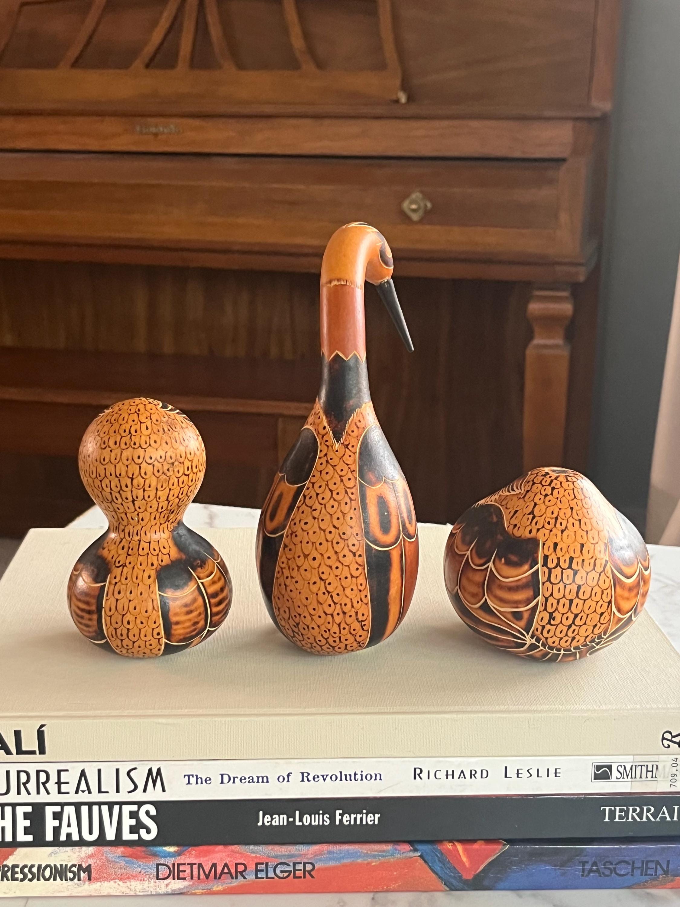 ベルタ・メディナ作「マテ・ブリラド」ペルー手彫りひょうたん鳥3体