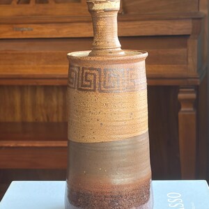 Tarro de cerámica de estudio con tapa, firmado y fechado en 1979.