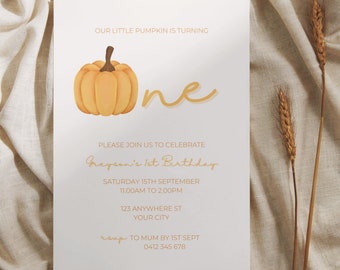 Può includere: Un invito stampabile per una festa di primo compleanno con una zucca e la parola "one" in corsivo arancione. Il testo recita "Our little pumpkin is turning one. Please join us to celebrate Greyson's 1st Birthday. Saturday 15th September 11:00am to 2:00pm. 123 Anywhere St. Your City. RSVP to Mum by 1st Sept. 0412 345 678. PMP 2023."