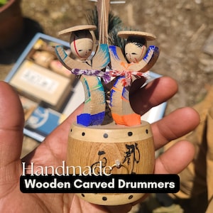 Handgesneden beeldje dansend paar op Japans instrument – volkskunstsculptuur – traditioneel Japans woondecoratie – uniek cultureel cadeau