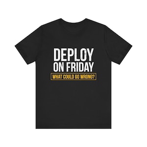 Maglietta "Deploy On Friday" / Maglietta divertente per DevOps, abbigliamento umoristico per programmatori, abbigliamento con battute sulla programmazione