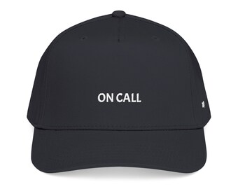 Boné bordado "On Call Hat", com as palavras-chave SRE, Sysadmin, Cloud Engineer e Programmer.