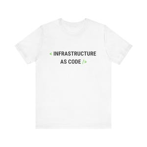 Op de afbeelding: Wit t-shirt met de tekst "< INFRASTRUCTURE AS CODE />" in zwart en groen. Een casual kledingstuk, geschikt voor dagelijks gebruik.