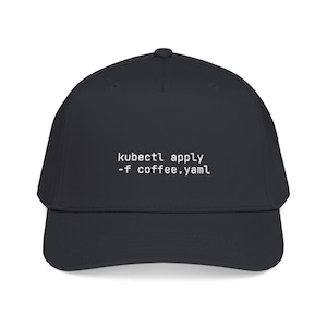Könnte beinhalten: Eine schwarze Baseballkappe mit weißem, gesticktem Text auf der Vorderseite, der kubectl apply -f coffee.yaml lautet. Die Kappe hat eine strukturierte Krone, einen gebogenen Schirm und einen Knopf in der Mitte, was ein schlichtes Design ergibt.