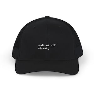 Pode incluir: Um boné trucker preto com parte traseira em rede e painel frontal sólido. A frente apresenta o texto branco: sudo rm -rf stress_. O boné tem uma aba curva e uma coroa estruturada, proporcionando um visual clássico e bem definido.