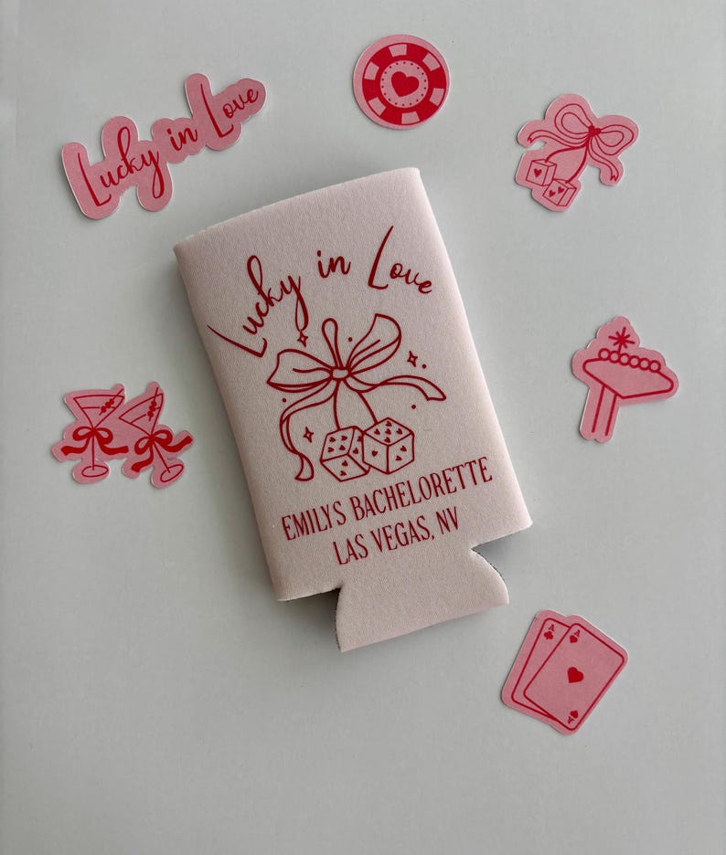 Pode incluir: Frigideira branca com um design vermelho que diz "Lucky in Love" e "Emily's Bachelorette Las Vegas, NV". O design tamb&eacute;m inclui um la&ccedil;o vermelho, dados e uma estrela.