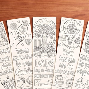 Puede incluir: Cinco marcapáginas rectangulares de papel con ilustraciones de líneas en blanco y negro para colorear. Cada marcapáginas presenta diseños únicos que incluyen un león, un árbol, un globo aerostático y un caballero, con texto en inglés.