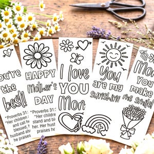 Puede incluir: Un conjunto de tarjetas blancas con dibujos lineales negros, con diseños florales y de corazón, y frases como "You're the best!" y "Happy Mother's Day". Las tarjetas están rodeadas de flores y frutas.