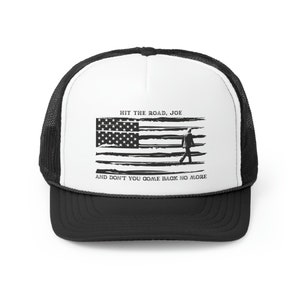 Op de afbeelding: Een zwart-witte truckercap met een verweerd Amerikaans vlagontwerp. De tekst "Hit the road, Joe" en "And don't you come back, no more" staat op de cap gedrukt.