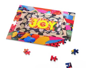 Op de afbeelding: Een kleurrijke puzzel met een meerlaags ontwerp met verschillende patronen en texturen. De puzzel is in elkaar gezet om het woord "JOY" in gele letters te tonen.