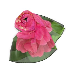 Hermosa bufanda de poliéster con flores de zinnia rosa