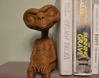 E.T. 眠る棚の像