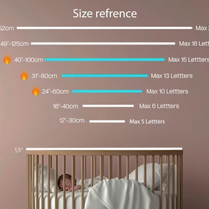 Puede incluir: Una tabla de referencia de tama&ntilde;os para letreros de ne&oacute;n personalizados, que muestra siete l&iacute;neas horizontales de 30 cm a 152 cm, correspondientes a l&iacute;mites de 5 a 21 letras. Una cuna de madera se encuentra debajo de la tabla para escala.