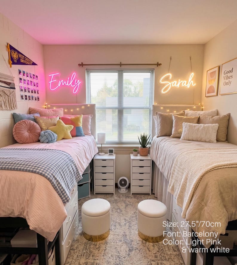 Puede incluir: Dos letreros de ne&oacute;n personalizados con los nombres Emily en rosa y Sarah en blanco c&aacute;lido. Los letreros miden 70 cm de ancho y utilizan la fuente Barcelona. Est&aacute;n montados en una pared sobre dos camas individuales en un dormitorio compartido.
