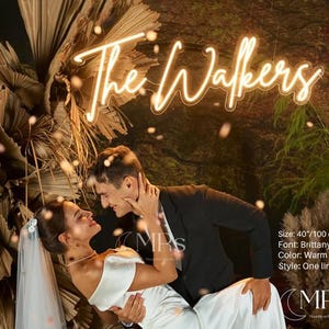 Puede incluir: Un letrero de ne&oacute;n blanco c&aacute;lido muestra "The Walkers" en una fuente cursiva. El letrero cuelga sobre una pareja. El letrero mide 100 cm de ancho, con una fuente Brittany y un estilo de una l&iacute;nea. El fondo presenta plantas secas.