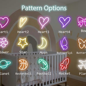 Puede incluir: Una colecci&oacute;n de iconos de luz de ne&oacute;n etiquetados como Pattern Options, que incluye formas como corazones, un lazo, flor, estrella, luna, mariposas, planeta, baloncesto, f&uacute;tbol americano, cohete y avi&oacute;n. Cada icono muestra su nombre debajo.