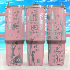 Puede incluir: Tres vasos de acero inoxidable rosa con un dise&ntilde;o plateado. Los vasos presentan gr&aacute;ficos y texto con tem&aacute;tica de porristas, incluyendo "Just a girl who loves cheer", "Bow & Bling it's a cheer thing" y "Frequent Flyer".