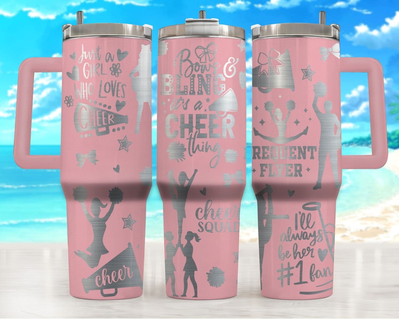 Puede incluir: Tres vasos de acero inoxidable rosa con un dise&ntilde;o plateado. Los vasos presentan gr&aacute;ficos y texto con tem&aacute;tica de porristas, incluyendo "Just a girl who loves cheer", "Bow & Bling it's a cheer thing" y "Frequent Flyer".